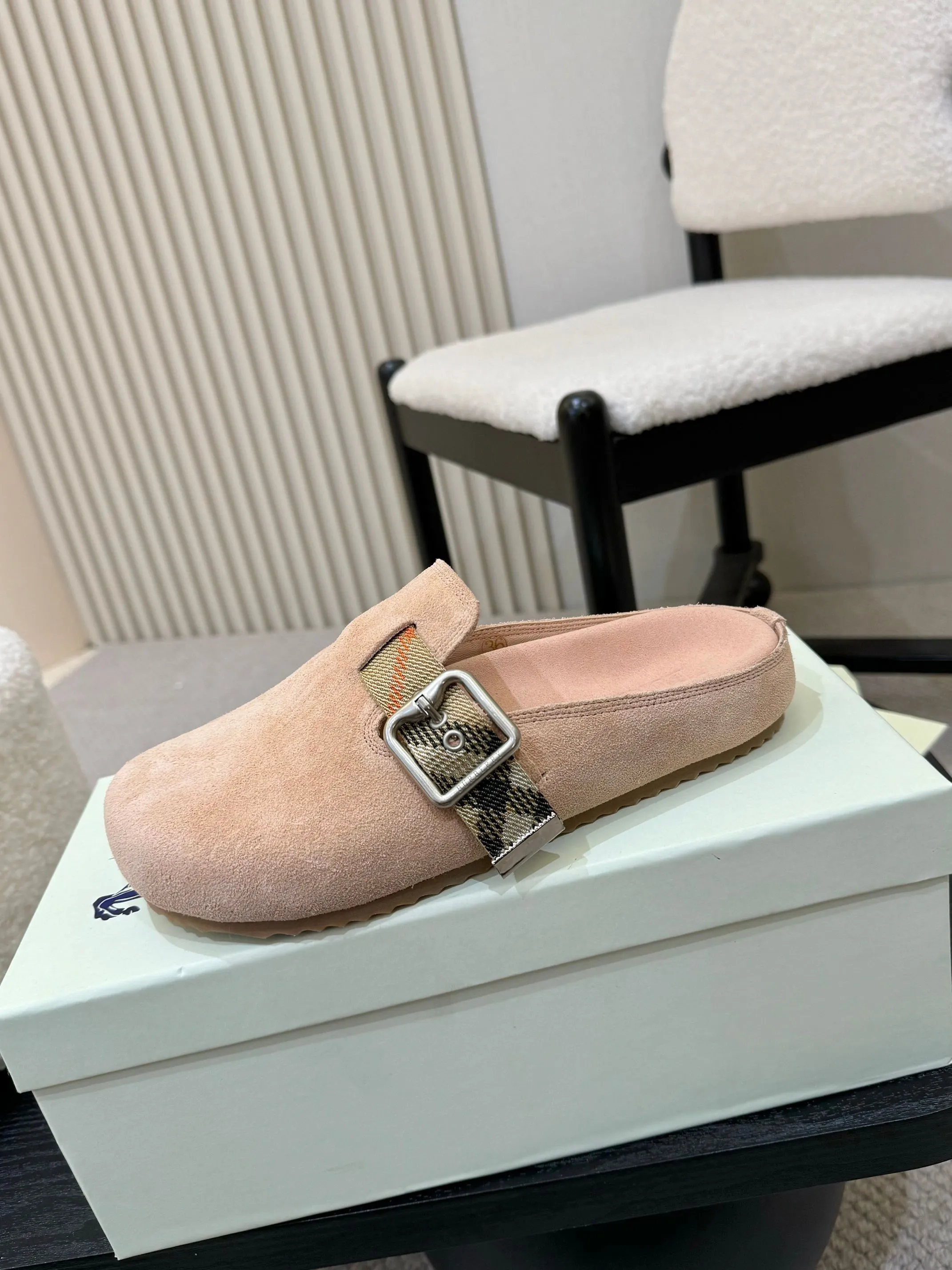 Men's shoes 💰560 Burberry's 2025 popular Birkenstock slippers are released, made of soft suede fabric and refined in Italian workshops. Featuring an embossed plaid pattern and an embossed sole embellished with the archive brand's logo. Features an adjustable B-shaped buckle strap and is embellished with the signature sand-colored Burberry check in jacquard worsted.   ✅Fabric: suede ✅Lining: silk cowhide ✅Outsole: TPU ✅Color: black, brown, pink, apricot, 4 colors available ✅Code number: 35-45 for men and women (35, 45 customized)